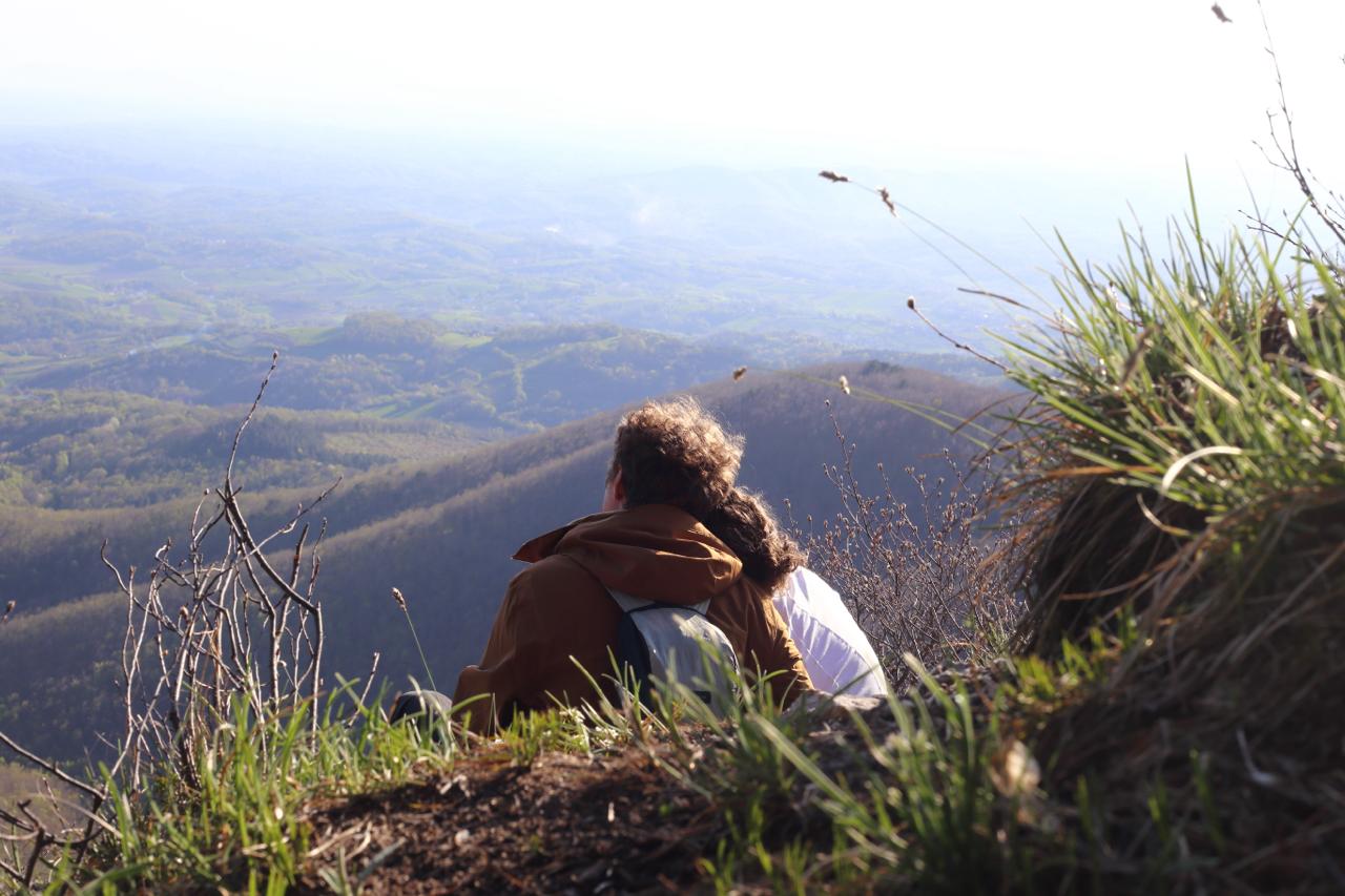 Par na vidikovcu iznad zelenih brežuljaka