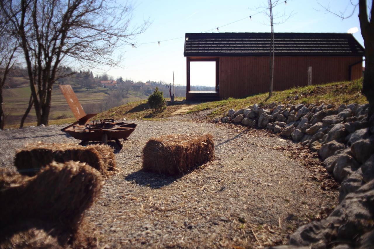 Privatni firepit uz pogled na brežuljke