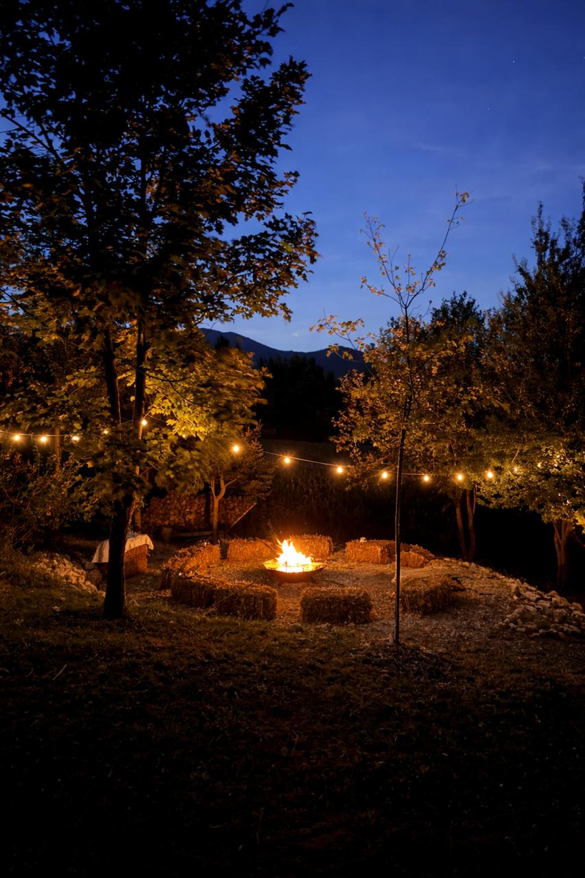 Večer uz vatru i bale sijena u dvorištu šumske kućice u Zagorju