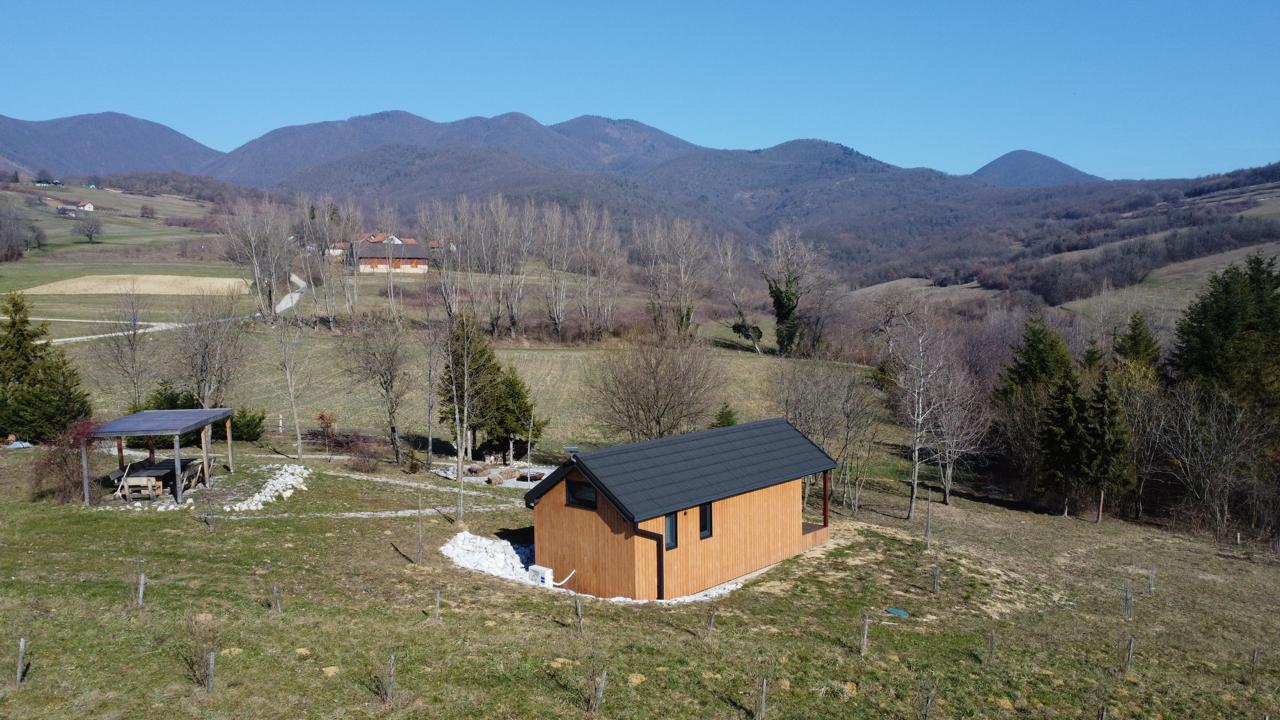 Pogled na brežuljke kroz prozor kućice