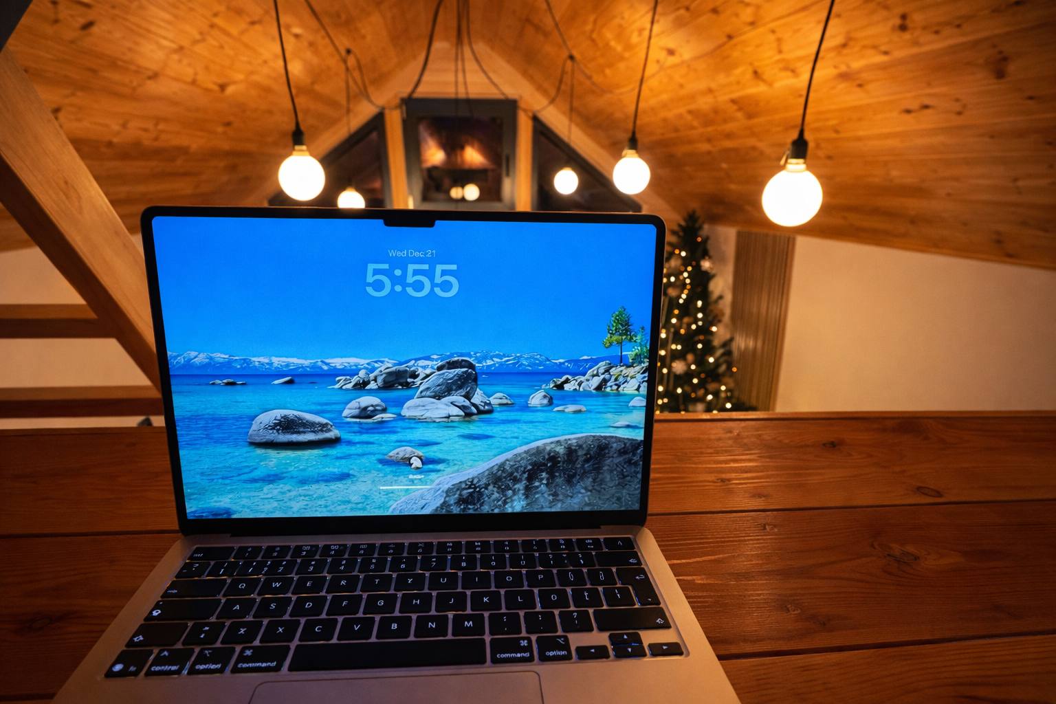 Laptop u drvenom interijeru kućice s toplim osvjetljenjem