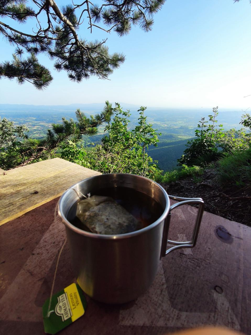 Jutarnji pogled s toplim napitkom